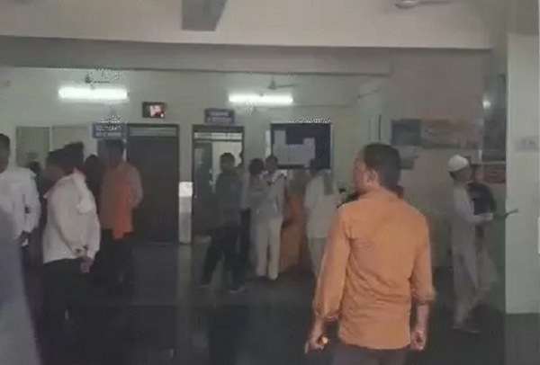 رائسین: بچیوں کو لے کر اسپتال پہنچے گاوں والے۔ رائسین: بچیوں کو لے کر اسپتال پہنچے گاوں والے۔