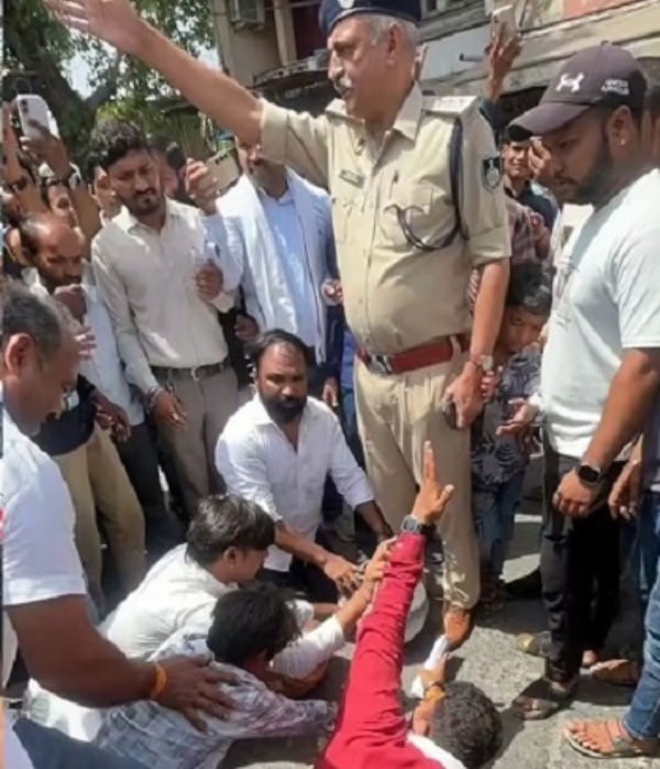 کونسلر کنال سولنکی نے اے سی پی کے سامنے دندوت پرنام (زمین پر لیٹ کر سلام) کیا کونسلر کنال سولنکی نے اے سی پی کے سامنے دندوت پرنام (زمین پر لیٹ کر سلام) کیا