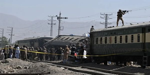 بلوچستان کے کوئٹہ میں ٹرین پر خودکش حملہ،27فوجی افسر ہلاک،131سے زیادہ زخمی