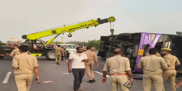 اناو ضلع میں لکھنو-آگرہ ایکسپریس وے پر ایک ڈبل ڈیکر بس الٹ گئی، حادثہ میں ایک کانسٹیبل سمیت چھ افراد ہلاک اور 21 زخمی ہو گئے