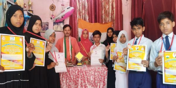 مدرسہ ایس کے انٹر کالج کے طلبہ نے ضلع کے ٹاپ 10 میں جگہ بنا کر بڑھایا علی گڑھ کا نام