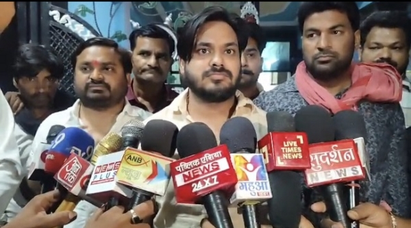 میڈیا کو بیان دیتے ہوئے رکنِ اسمبلی کے بیٹے انوراگ پرجاپتی