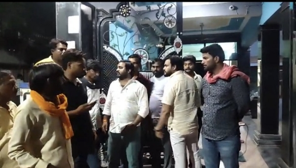 رکنِ اسمبلی کی رہائش گاہ پر لگی بھیڑ
