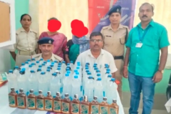 غیر قانونی شراب کے ساتھ دو خواتین گرفتار غیر قانونی شراب کے ساتھ دو خواتین گرفتار