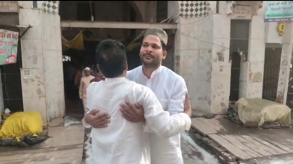 نماز کے بعد ایک دوسرے سے گلے ملتے لوگ نماز کے بعد ایک دوسرے سے گلے ملتے لوگ