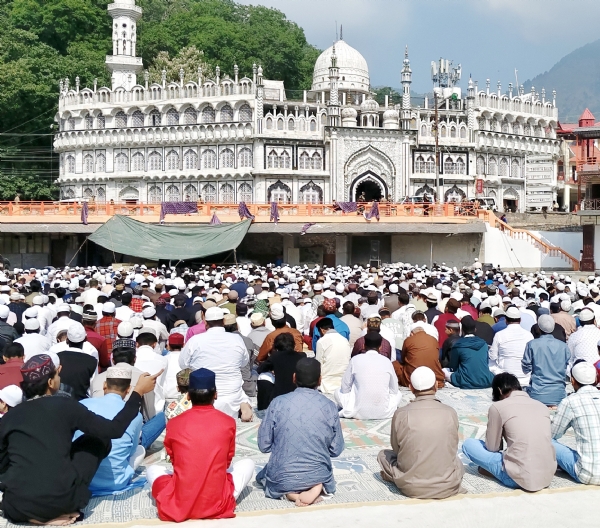 نینی تال کے ڈی ایس اے گراؤنڈ میں عید الضحیٰ کی نماز ادا کی گئی نینی تال کے ڈی ایس اے گراؤنڈ میں عید الضحیٰ کی نماز ادا کی گئی