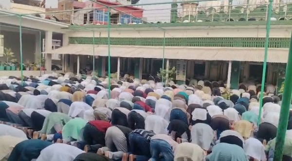 نماز ادا کرنے کی تصویر نماز ادا کرنے کی تصویر