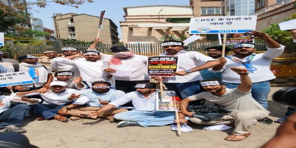 سی بی ایس ای کی او ایس ایم پالیسی کے خلاف این ایس یو آئی کا احتجاج