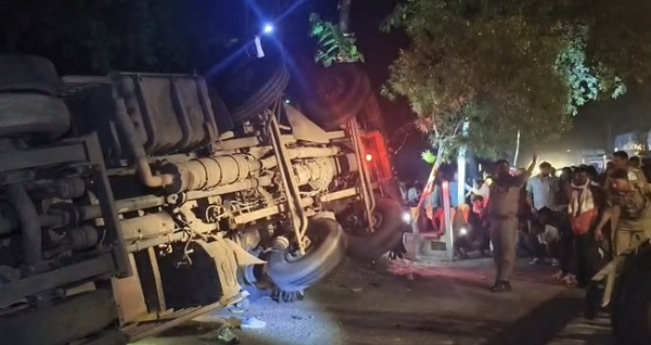 حادثہ کا شکار ٹرک کی تصویر