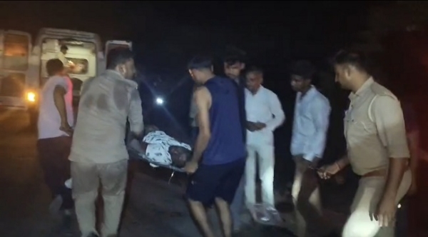 زخمیوں کو ایمبولینس سے لے جانے کی تصویر