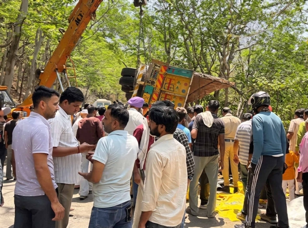 جمنا نگر میں ٹرک الٹنے سے خاندان کے چار افراد ہلاک، ایک زخمی جمنا نگر میں ٹرک الٹنے سے خاندان کے چار افراد ہلاک، ایک زخمی