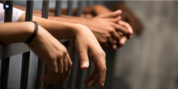 چاقو کے زور پر لوٹ مار کرنے والے تین ملزمین گرفتار، دیسی پستول سمیت لاکھوں روپے کا مال برآمد