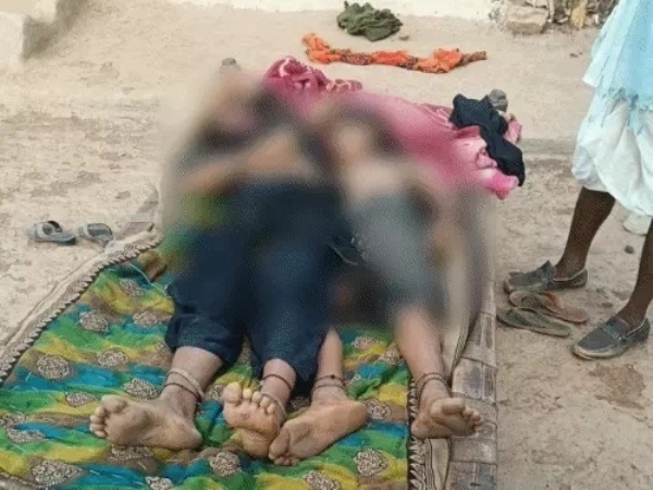 ماں بیٹی پر تیز دھار ہتھیاروں سے حملہ، 12 سالہ بچی جاں بحق ماں بیٹی پر تیز دھار ہتھیاروں سے حملہ، 12 سالہ بچی جاں بحق