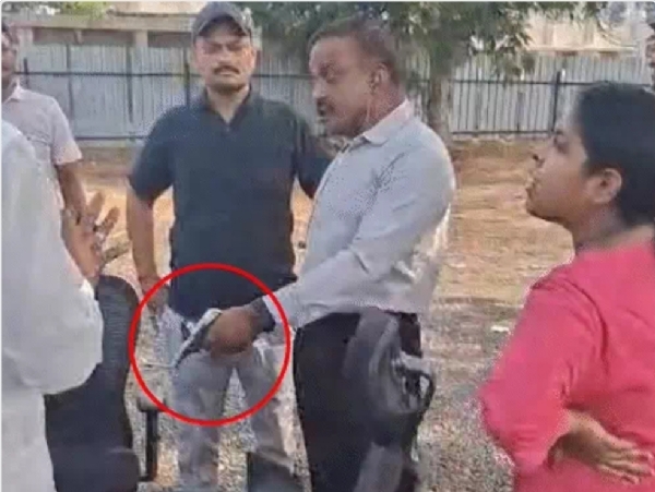 احمد آباد میں کروڑوں کی زمین تنازعہ میں فائرنگ کرنے والے ریٹائرڈ ڈی وائی ایس پی سمیت بیٹا بیٹی جیل رسید احمد آباد میں کروڑوں کی زمین تنازعہ میں فائرنگ کرنے والے ریٹائرڈ ڈی وائی ایس پی سمیت بیٹا بیٹی جیل رسید
