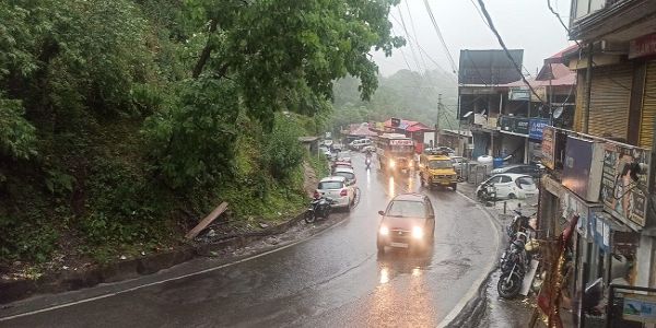 شملہ میں تیز بارش سے اندھیرا چھایا، مئی میں سردی کی واپسی، کئی اضلاع میں الرٹ جاری