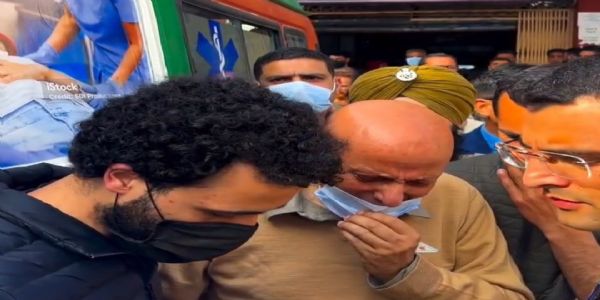 جذباتی مناظر: ممبر پارلیمنٹ پھر سے تہاڈ جیل جانے کی تیاری میں جبکہ والد کو جدید علاج کے لیے نئی دہلی ایئرلفٹ کیا گیا