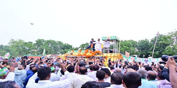 نشانت نے سدبھاؤ یاترا کے آغاز کے دوران مغربی چمپارن میں بابائے قوم مہاتما گاندھی کے مجسمے پر گلپوشی کی
