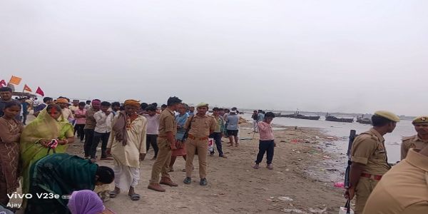 بلیا: منڈن تقریب میں شرکت کے لیے آئے چار لوگ دریائے گنگا میں ڈوب گئے، تین کی موت، ایک کی تلاش جاری