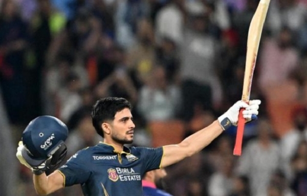 شبھمن گل سنچری بنانے کے بعد شائقین کا شکریہ ادا کرتے ہوئے شبھمن گل سنچری بنانے کے بعد شائقین کا شکریہ ادا کرتے ہوئے
