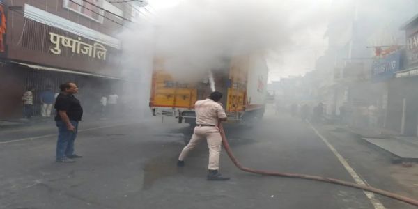 سوداگرپٹی روڈ پر سامان سے بھرے کنٹینر ٹرک میں آگ لگی ، ٹریفک عارضی طور پر متاثر