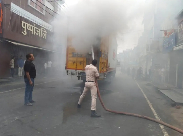 سوداگرپٹی روڈ پر سامان سے بھرے کنٹینر ٹرک میں آگ لگی، خوف وہراس سوداگرپٹی روڈ پر سامان سے بھرے کنٹینر ٹرک میں آگ لگی، خوف وہراس