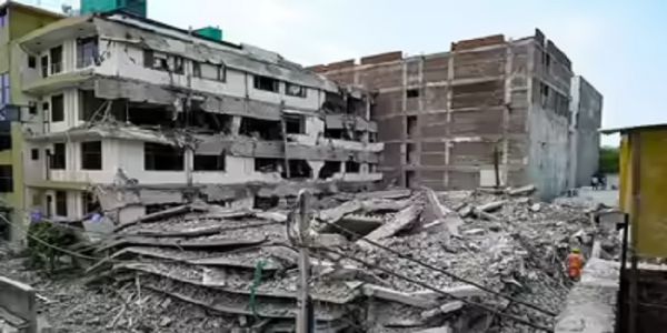 جنوبی دہلی میں ہفتہ کو عمارت گرنے کے بعد شروع کی گئی امدادی کارروائیاں جاری ، 14 افراد کو بچا لیا گیا، 6 کی موت ہو گئی