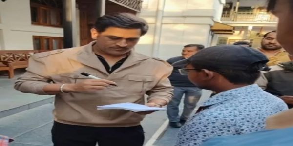 مہندر سنگھ دھونی اپنے اہل خانہ کے ساتھ مسوری کی وادیوں میں پہنچ گئے