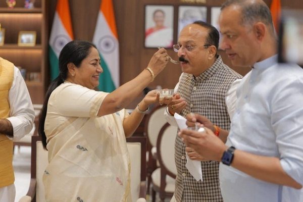 DELHI-CM-JHALMURI-RASGULLA-BJP