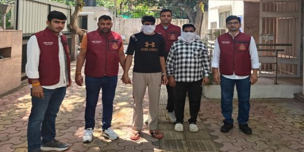 چلتی بسوں سے موبائل فون چوری کرنے والے گروہ کا انکشاف، 2 گرفتار، 100 فون برآمد