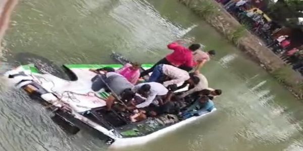 کانپور میں مزدوروں سے بھری بس نہر میں گر گئی، تمام 20 افراد کو بحفاظت بچایا گیا