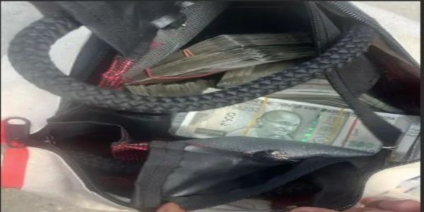 ای ڈی کے چھاپے سےپریشان تاجر نے نوٹوں سے بھرا بیگ 9ویں منزل سے پھینکا