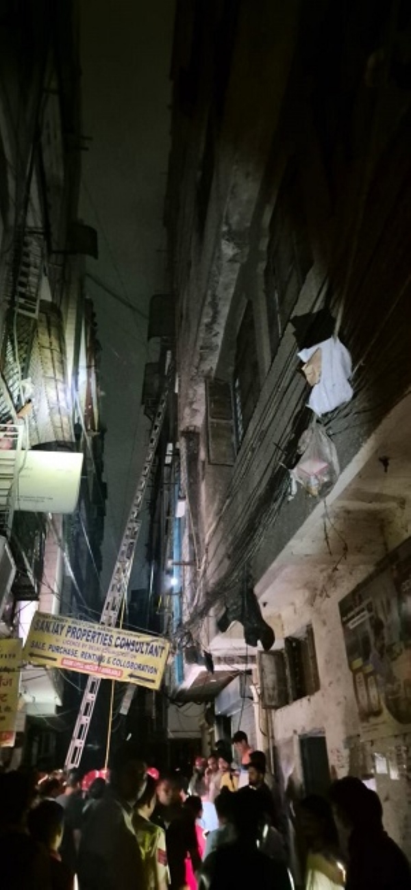 جس عمارت میں آگ لگی اس کی تصویر جس عمارت میں آگ لگی اس کی تصویر