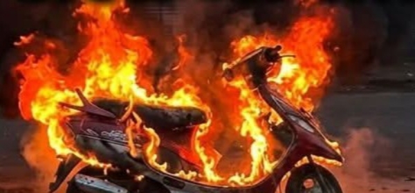 FIRE MAHA MOTORCYCLE FIRE NEAR PETROL PUMP FIRE MAHA MOTORCYCLE FIRE NEAR PETROL PUMP