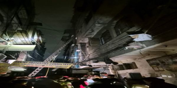 گوبند پوری میں پانچ منزلہ عمارت میں آگ لگی، تین کی موت، پانچ لوگوں کو بچا لیا گیا
