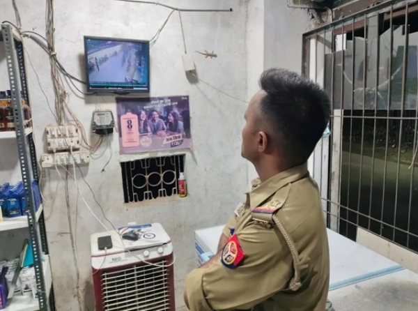 سی سی ٹی وی فٹیج کی جانچ کرتی پولیس سی سی ٹی وی فٹیج کی جانچ کرتی پولیس