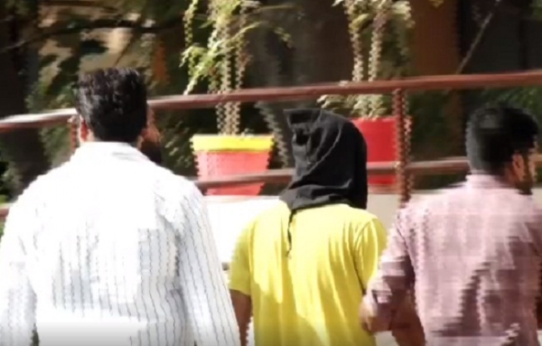 بھوپال میں پکڑے گئے مشتبہ نوجوان کو کورٹ لے جاتی ہوئی اے ٹی ایس بھوپال میں پکڑے گئے مشتبہ نوجوان کو کورٹ لے جاتی ہوئی اے ٹی ایس