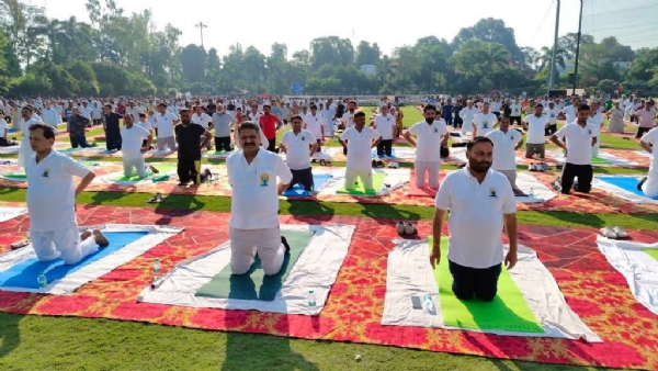پی ایم مودی کی موجودگی میں کولکاتا میں 12ویں بین الاقوامی یوگا ڈے پربنے گا عالمی ریکارڈ پی ایم مودی کی موجودگی میں کولکاتا میں 12ویں بین الاقوامی یوگا ڈے پربنے گا عالمی ریکارڈ