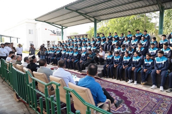 دھرمیندر پردھان ایم پی اسپورٹس اکیڈمی میں کھلاڑیوں سے گفتگو کرتے ہوئے دھرمیندر پردھان ایم پی اسپورٹس اکیڈمی میں کھلاڑیوں سے گفتگو کرتے ہوئے