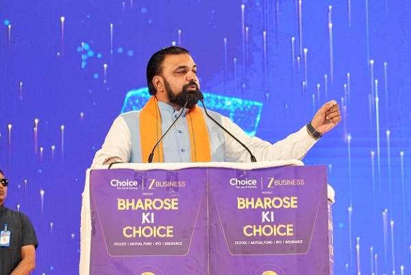 وزیر اعلیٰ سمراٹ چودھری باپو جلسہ گاہ میں پروگرام کو خطاب کرتے ہوئے وزیر اعلیٰ سمراٹ چودھری باپو جلسہ گاہ میں پروگرام کو خطاب کرتے ہوئے