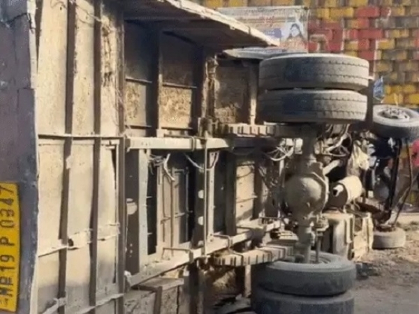 ہائیوا کی ٹکر سے پلٹی مسافر بس