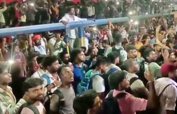 پاٹلی پترا ریلوے اسٹیشن پر ہنگامہ کے بعد چھ افراد گرفتار، 500 نامعلوم افراد کے خلاف ایف آئی آر درج پاٹلی پترا ریلوے اسٹیشن پر ہنگامہ کے بعد چھ افراد گرفتار، 500 نامعلوم افراد کے خلاف ایف آئی آر درج