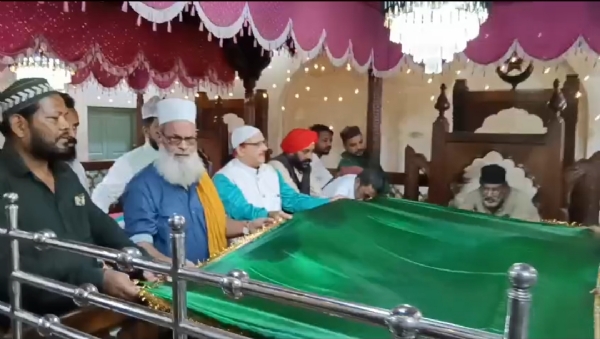 مودی حکومت کے 12 سال مکمل ہونے پر مزار پر چادر پوشی اور ملک کی ترقی و خوشحالی کے لیے دعائیں