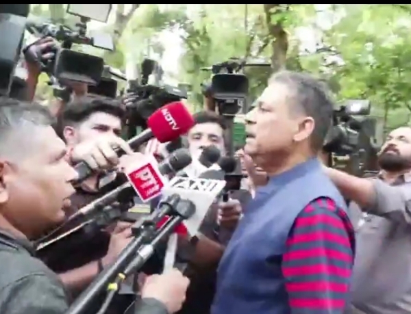 ٹی ایم سی میں تقسیم روکنے کیلئے اوم برلا سے ملے ساگاریکا گھوش اور کیرتی آزاد ٹی ایم سی میں تقسیم روکنے کیلئے اوم برلا سے ملے ساگاریکا گھوش اور کیرتی آزاد