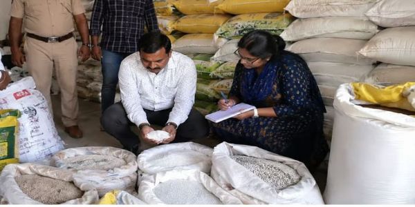منگل ویدھا میں 10.46 لاکھ روپے مالیت کی ملاوٹی کھاد ضبط، کھاد کے نام پر نمک فروخت کرنے کا انکشاف