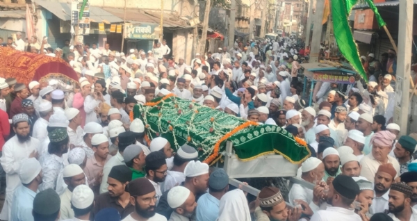 پلامو میں بیک وقت پانچ جنازے اٹھے ، سینکڑوں لوگوں نے نم آنکھوں سے سپرد خاک کیا پلامو میں بیک وقت پانچ جنازے اٹھے ، سینکڑوں لوگوں نے نم آنکھوں سے سپرد خاک کیا