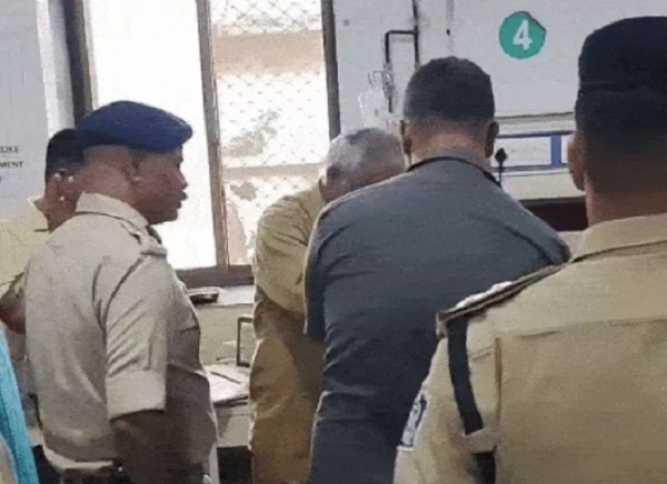 مدھیہ پردیش کے سیدھی میں چکا جام کھلوانے پہنچے تھانہ انچارج پرکلہاڑی سے حملہ مدھیہ پردیش کے سیدھی میں چکا جام کھلوانے پہنچے تھانہ انچارج پرکلہاڑی سے حملہ