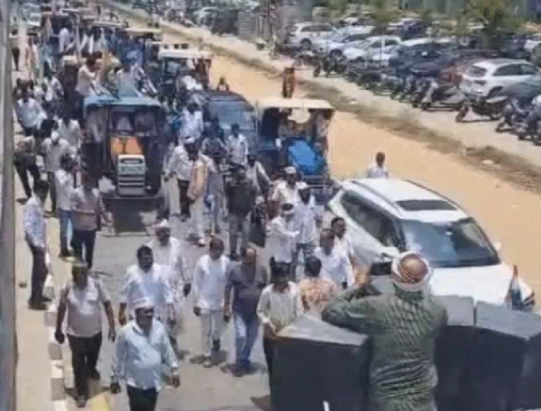 کانگریس نے احمد آباد میں نکالی ٹریکٹر ریلی، بی جے پی حکومت پر کسانوں کی آواز دبانے کا الزام