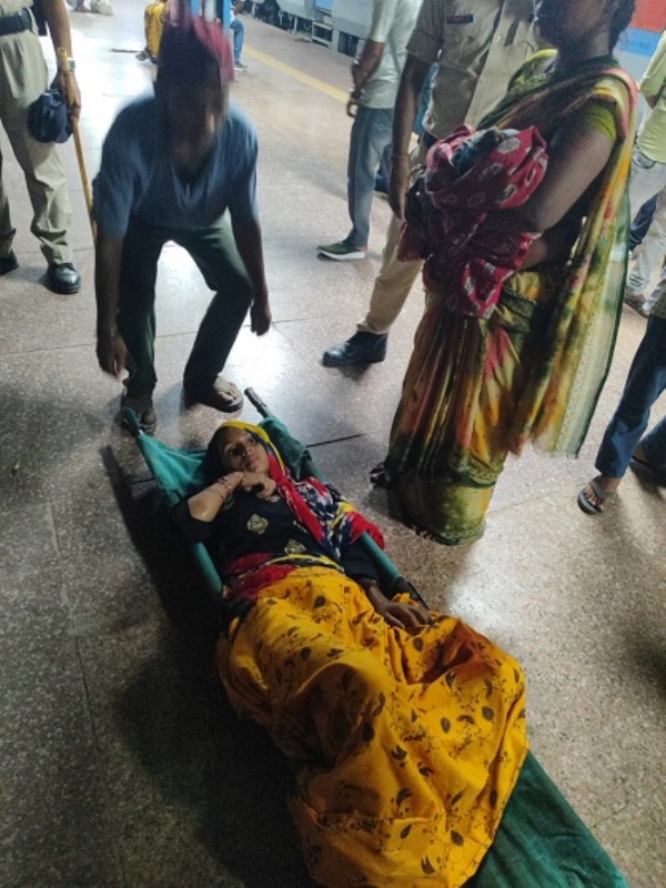 زچہ خاتون مسافر کو اسپتال لے جاتے ریلوے اہلکار زچہ خاتون مسافر کو اسپتال لے جاتے ریلوے اہلکار