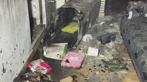 فریج میں شارٹ سرکٹ کی وجہ سے آگ لگی ، دہلی پولیس نے 12 لوگوں کو بحفاظت باہر نکالا فریج میں شارٹ سرکٹ کی وجہ سے آگ لگی ، دہلی پولیس نے 12 لوگوں کو بحفاظت باہر نکالا