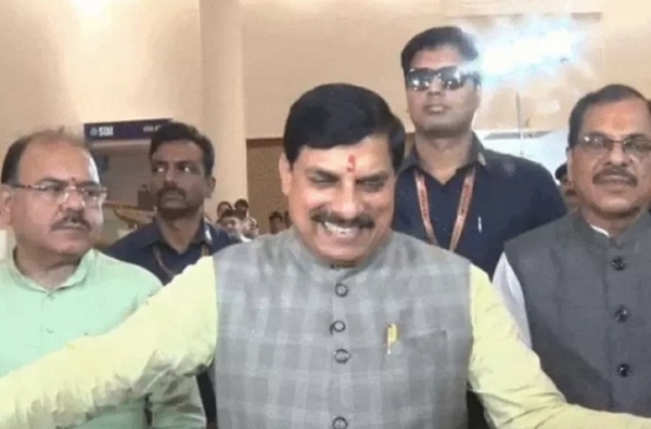 مدھیہ پردیش اسمبلی کیمپس میں میڈیا سے بات کرتے ہوئے وزیر اعلیٰ موہن یادو مدھیہ پردیش اسمبلی کیمپس میں میڈیا سے بات کرتے ہوئے وزیر اعلیٰ موہن یادو